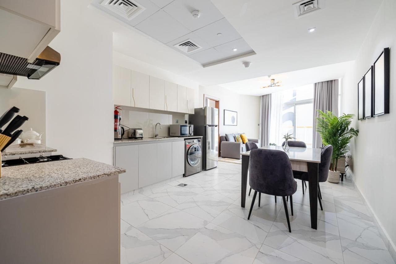 Appartamento Unlock Waters Edge Dubai Esterno foto