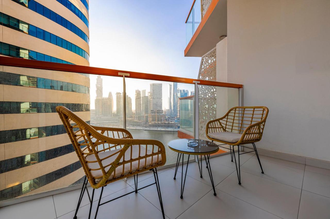 Appartamento Unlock Waters Edge Dubai Esterno foto