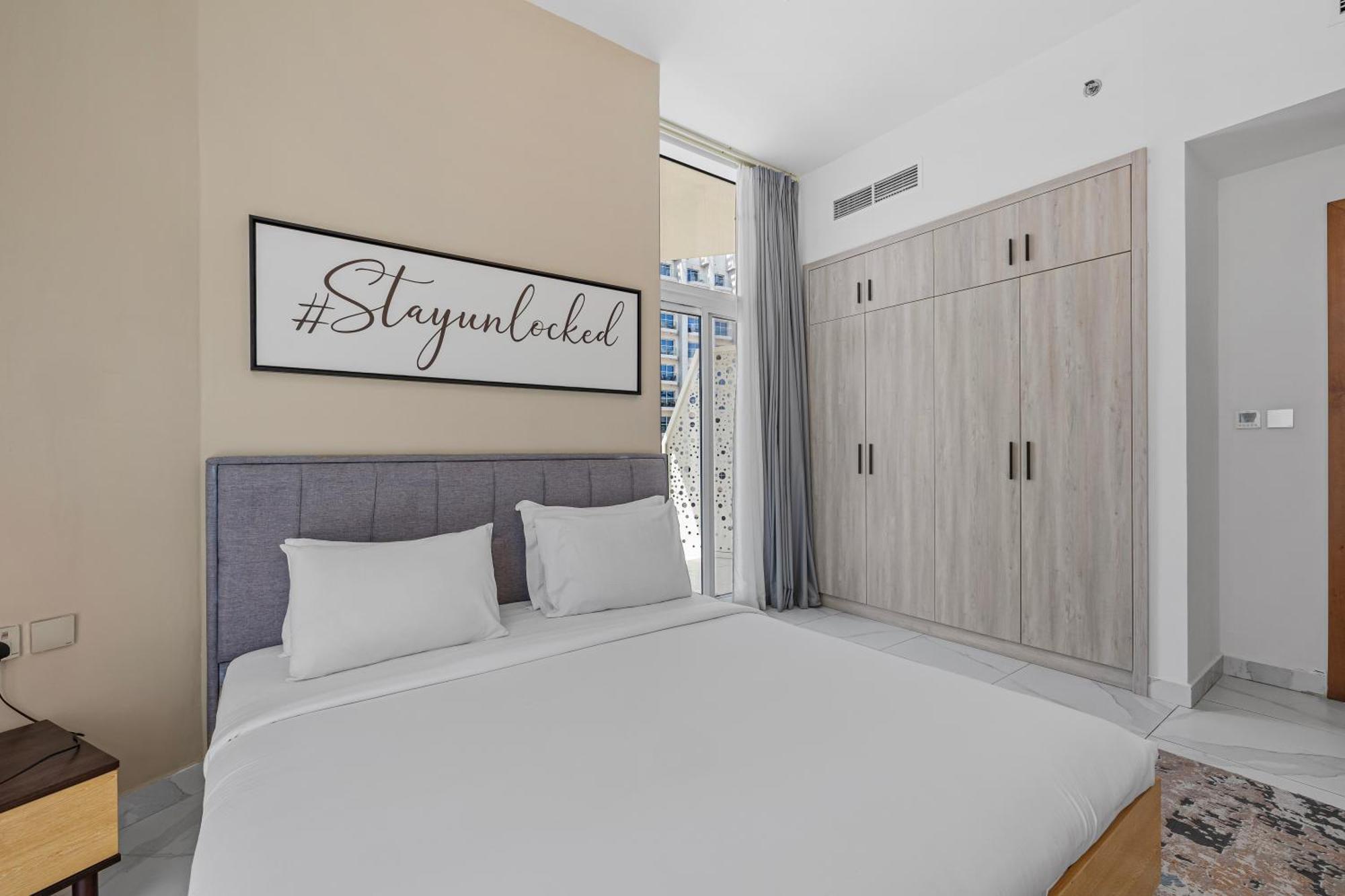 Appartamento Unlock Waters Edge Dubai Esterno foto