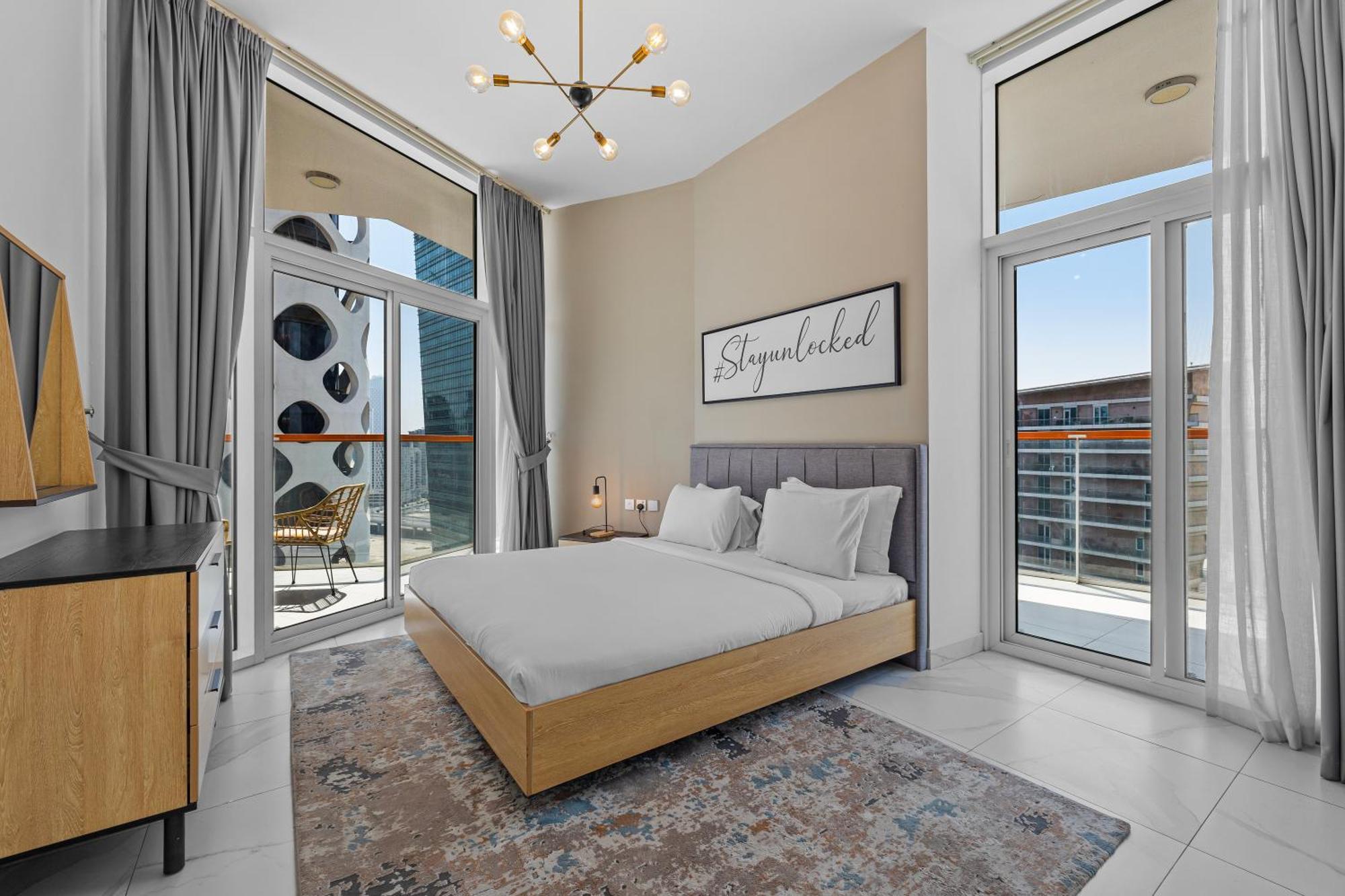 Appartamento Unlock Waters Edge Dubai Esterno foto