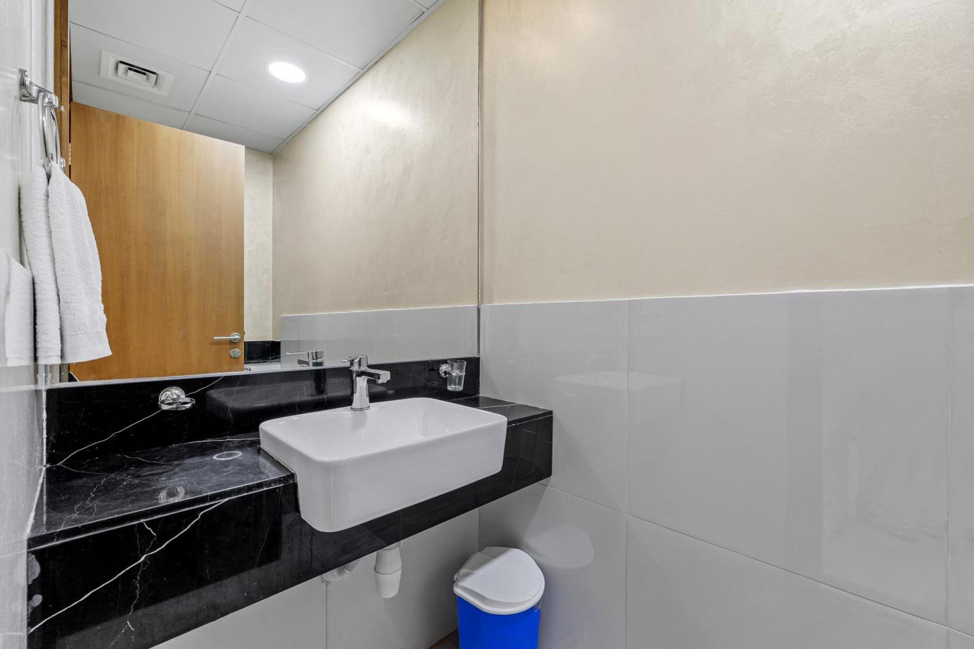 Appartamento Unlock Waters Edge Dubai Esterno foto
