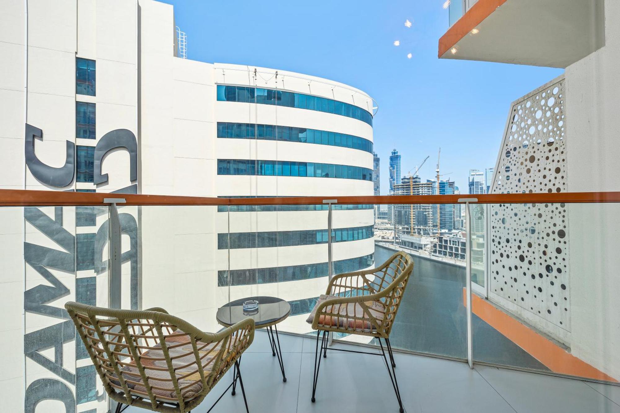 Appartamento Unlock Waters Edge Dubai Esterno foto