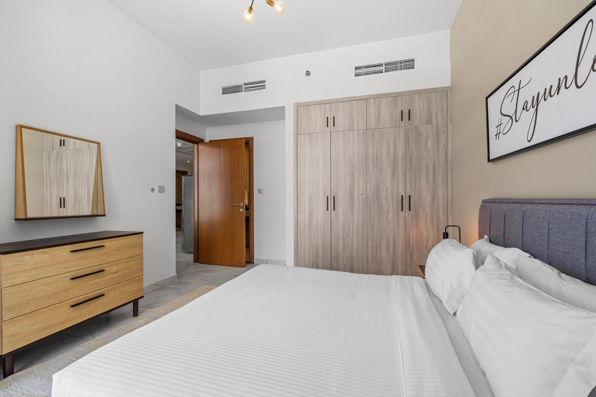 Appartamento Unlock Waters Edge Dubai Esterno foto