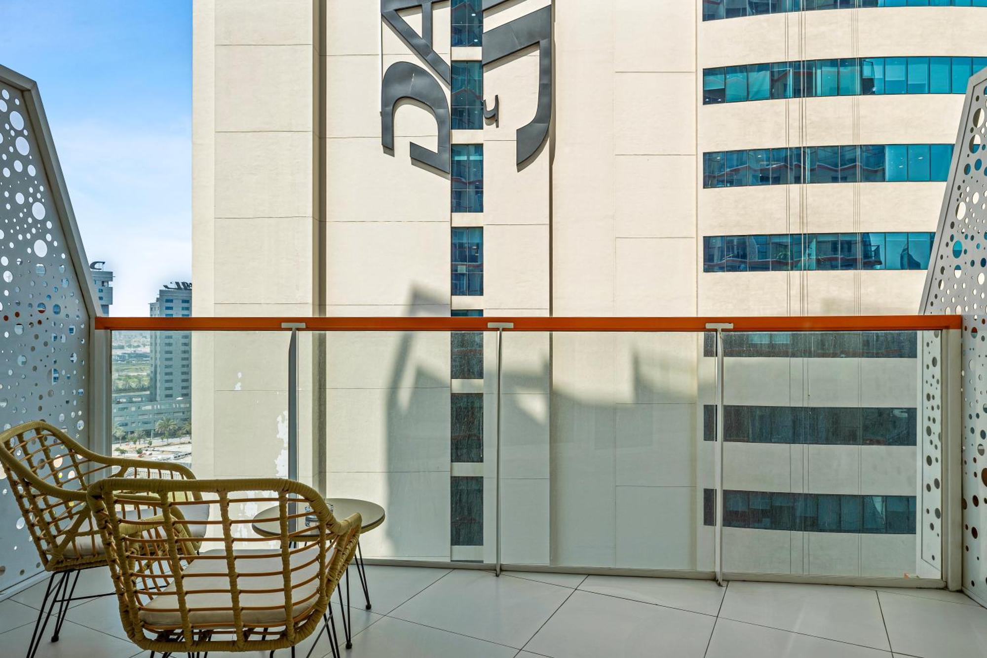 Appartamento Unlock Waters Edge Dubai Esterno foto